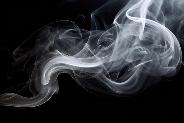Мистический белый дым изолировал элегантность на черном фоне