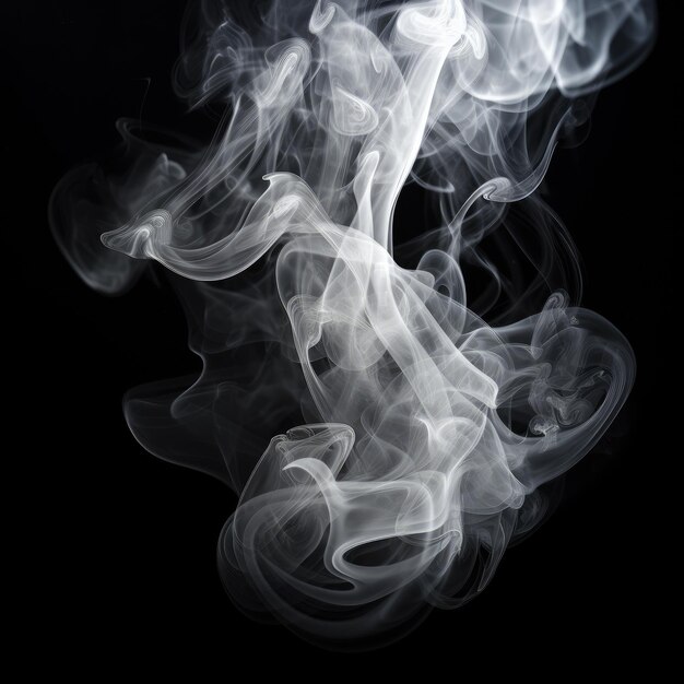 ミスティックな白い煙は黒い背景に 孤立した優雅さを表しています