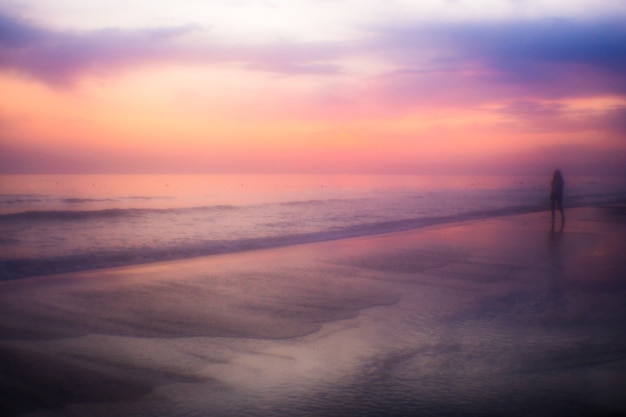 Foto mystiek zeegezicht bij zonsondergang