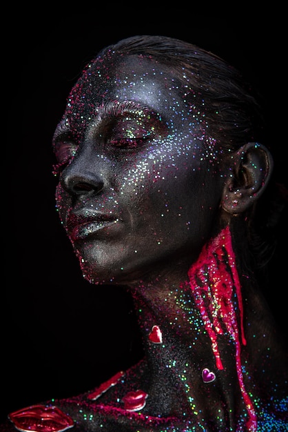 Mystieke make-up van een vrouw in het donker