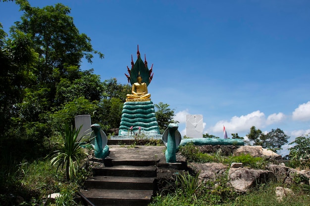 2020년 9월 14일 태국 농부아람푸의 왓 도이 텝 솜분 사원에서 태국인과 여행자를 위해 산에 있는 신화적인 뱀 나가 프록 태도 부처상이 존경을 표합니다.