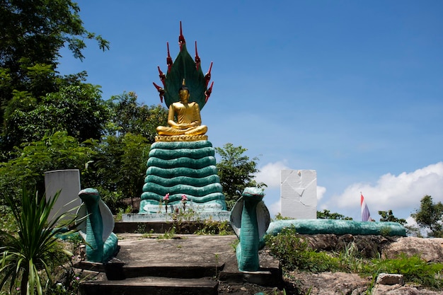 Mythische slang Naga Prok houding Boeddhabeeld op berg voor Thaise mensen en reiziger reisbezoek respect bidden in de Wat Doi Thep Sombun-tempel op 14 september 2020 in Nong Bua Lamphu Thailand