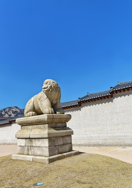 Statua mitologica del leone haechi vicino al cancello d'ingresso al palazzo gyeongbokgung a seoul, corea del sud