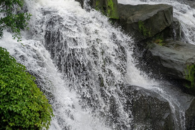 Na de regen is de waterval voor de rots groter