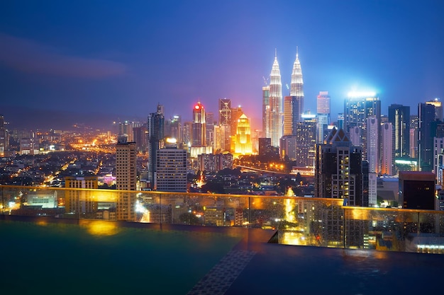 Na de regenachtige nacht op het dak van het zwembad met prachtig uitzicht op de skyline van de stad kuala lumpur maleisië