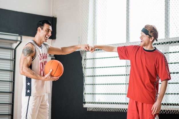 Na de wedstrijd. Twee basketballers kijken tevreden na de wedstrijd