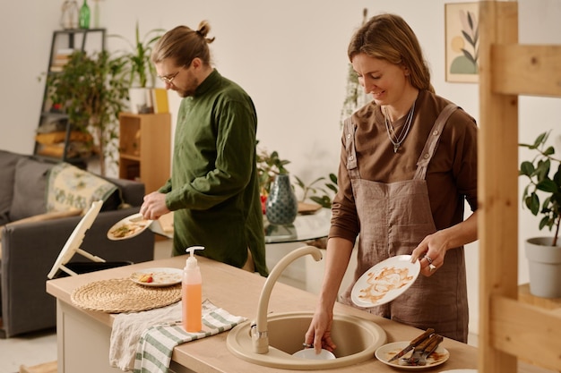 Foto na het eten de afwas in de gootsteen zetten