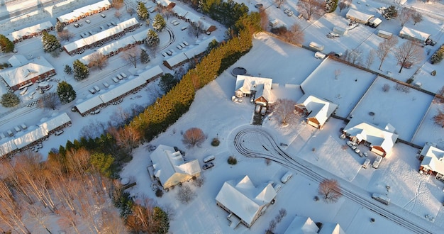 Na sneeuwval over kokende bronnen, kleine stad met besneeuwde daken, huizen op het platteland van de VS win