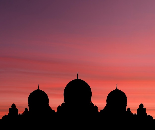 Na zonsondergang moskeelandschap met prachtige moskeeën en minaretten plaats hier je tekst ramadan karee