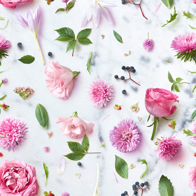 Naadloos behangpatroon van roze bloemen