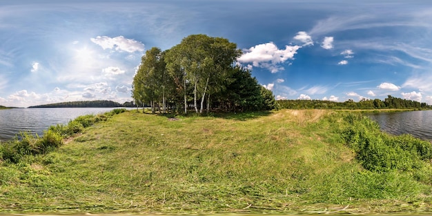 Naadloos bolvormig hdri-panorama 360 graden hoekmening op graskust van enorme rivier of meer in zonnige zomerdag en winderig weer in equirectangular projectie met zenit en nadir VR AR-inhoud