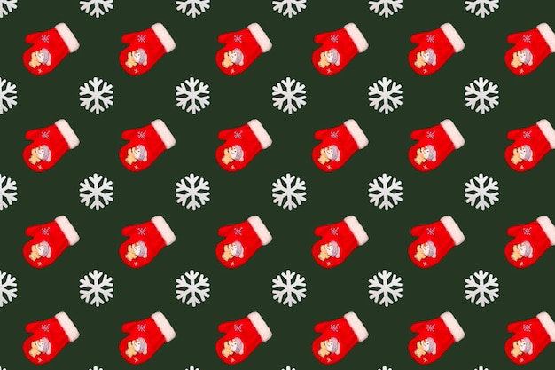 Naadloos minimalistisch patroon van kerstspeelgoed op een groene achtergrond Fotocollage Kerst achtergrondbehang