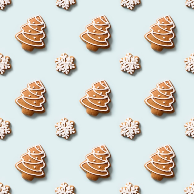 Naadloos patroon van decoratieve koekjes in vorm van sneeuwvlokken en kerstboom