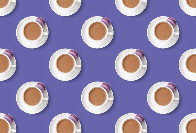 Foto naadloos patroon van koffiekopjes met lila dessertcake macaroon op trendy zeer peri achtergrond.