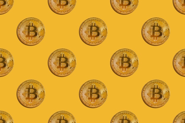 Foto naadloos patroon van virtueel geld bitcoin op gele achtergrond