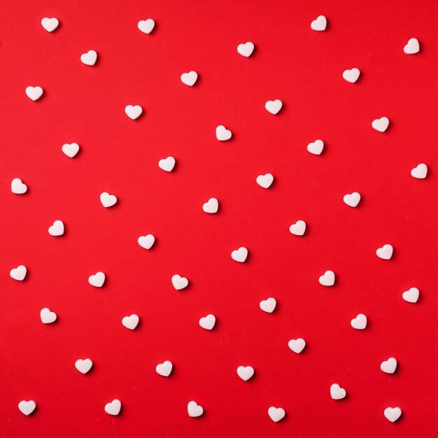 Naadloos patroon Witte hartjes op rode achtergrond Bovenaanzicht Valentijnsdag Liefdesdatum romantisch concept Vierkant bijsnijden