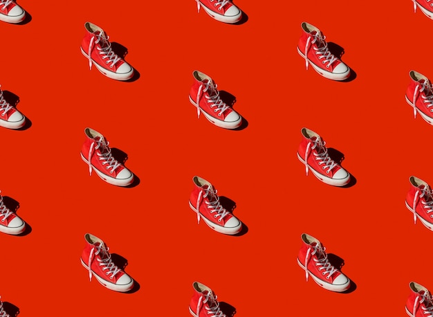 Foto naadloze patroon met sneakers op rode achtergrond