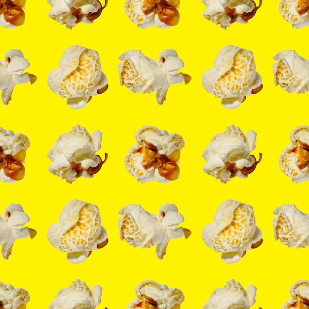 Naadloze patroon popcorn popcorn op een gele achtergrondpatroon