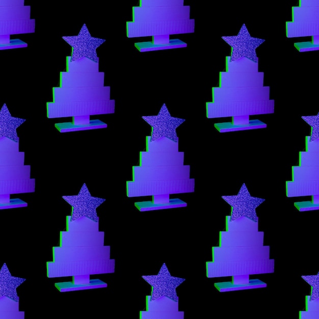 Naadloze patroon van neon blauwe kerstboom in stralen lichten op zwarte achtergrond