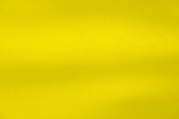 Naadloze textuur van gele cementmuur een ruw oppervlak met ruimte voor tekst voor een achtergrond
