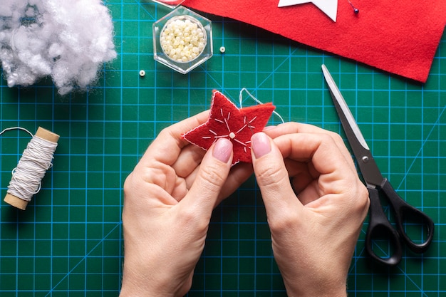 Naai twee stukken vilt rode kerstster aan elkaar. Stapsgewijze fabricage-instructies. Stap 7.