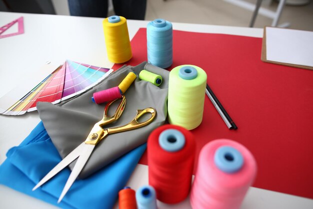 Naaiaccessoires en stof op tafel in atelier