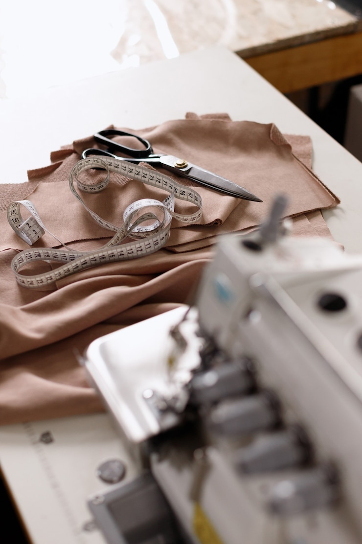 Foto naaibenodigdheden en een overlockmachine in de fabriek