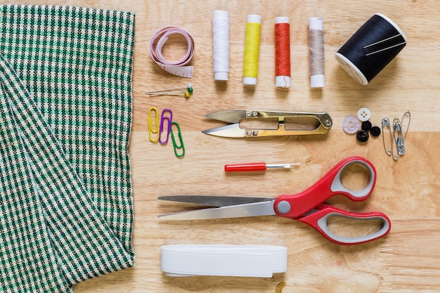 Naaiende toebehoren op houten achtergrond