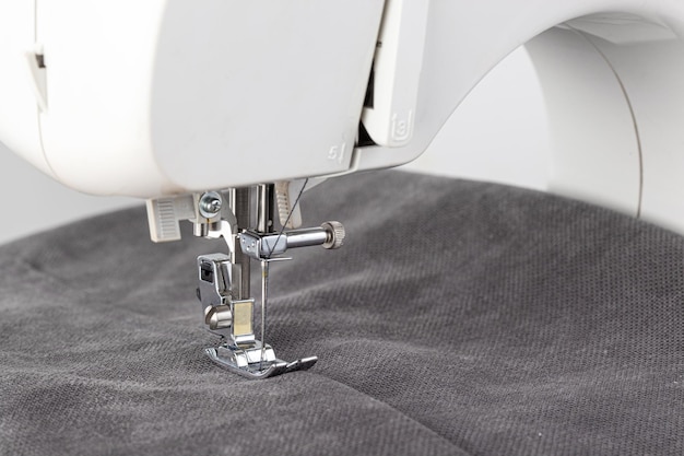 Naaimachine naaiende stoffennaald in een rond plan close-up