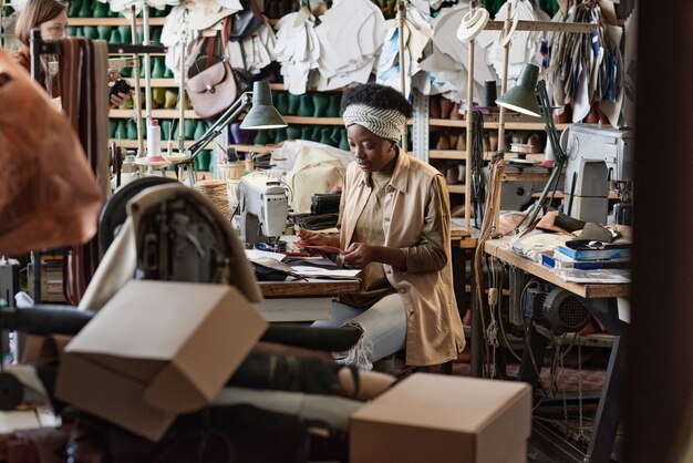 Naaister aan het werk in het atelier