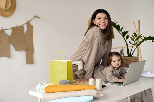 Naaister maakt kleding in haar atelier met haar dochter