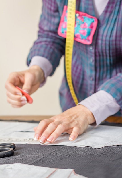 Naaister ontwerp kleermaker patroon op tafel