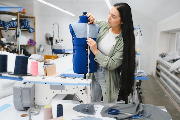 Naaister op het werk Naaister maken van kleding in moderne studio