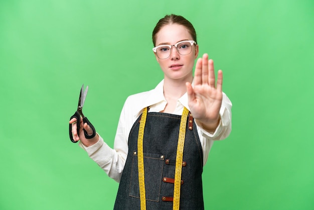 Naaister vrouw over geïsoleerde chroma key achtergrond stop gebaar maken