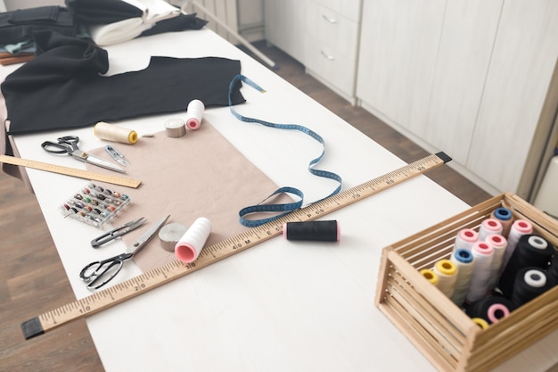 Foto naaister werktafel met toebehoren