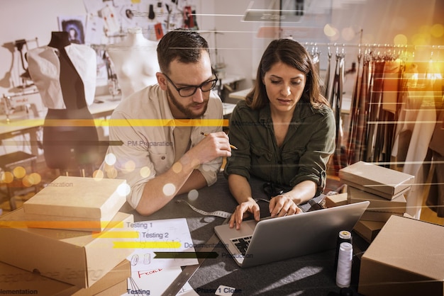 Naaistersteam klaar om pakket met nieuwe kleren naar de klant te verzenden