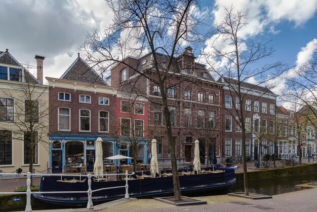 Foto naakte bomen bij gebouwen tegen de lucht in de stad