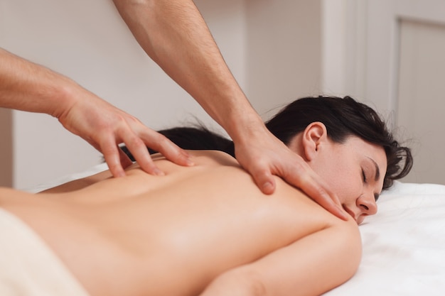 Naakte vrouw die van massage geniet