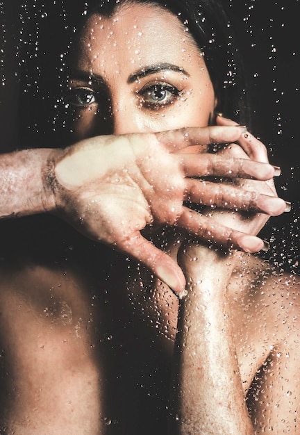 Foto naakte vrouw in de douche