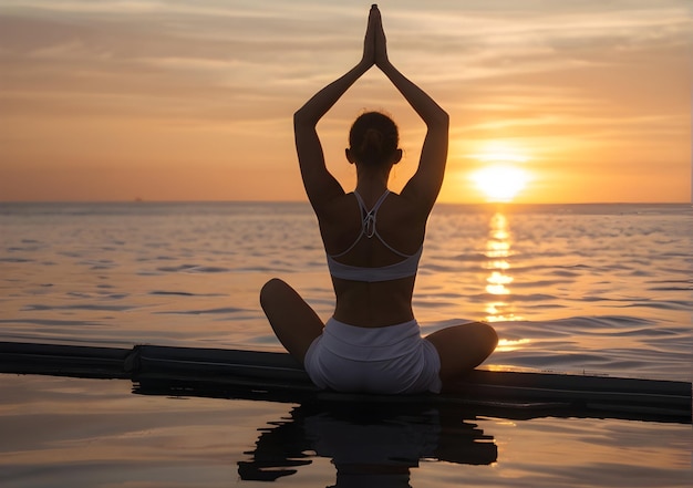 Naakte vrouw yoga op het strand