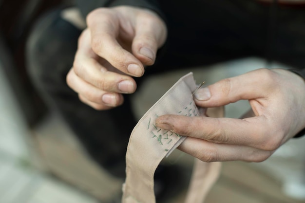 Foto naaldband kraag naaldwerk in het leger werk van wever reparatie kleding met je eigen handen