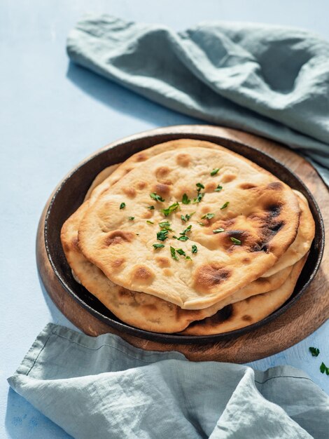 Foto pane piatto su spazio di copia blu naan verticale