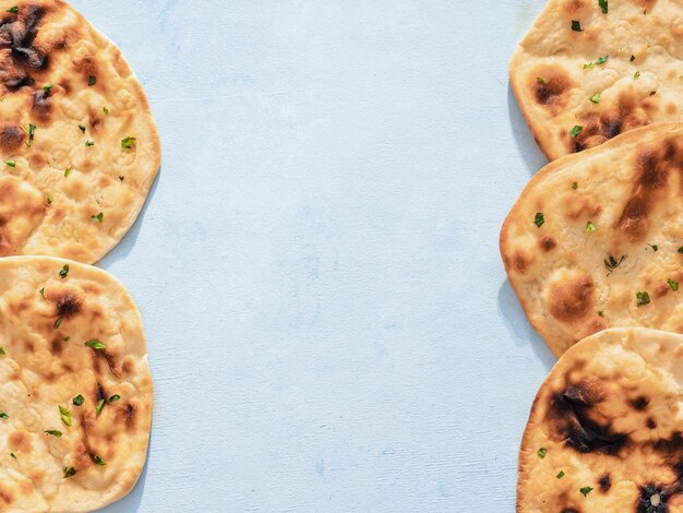 Foto naan flatbread on blue copy space top view