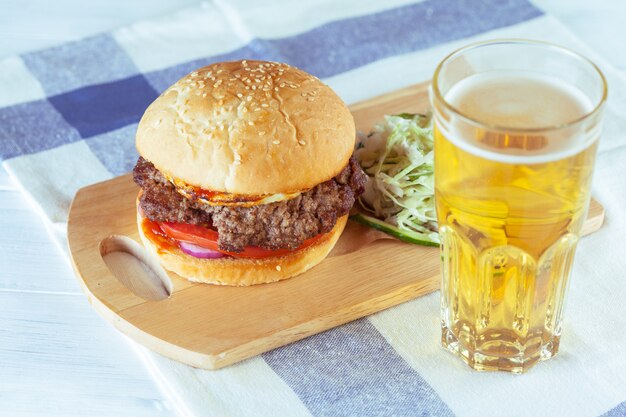 Naar huis gemaakte burgers op houten achtergrond