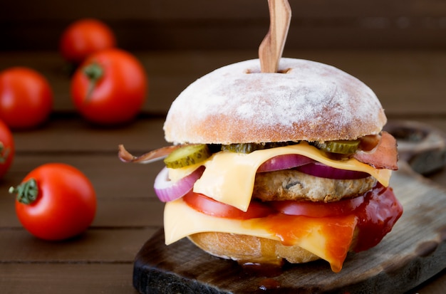 Naar huis gemaakte grote Hamburger op houten achtergrond.