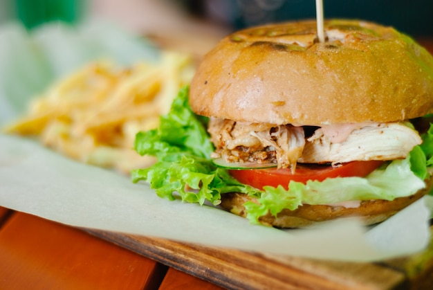 Naar huis gemaakte kippenhamburger met frieten