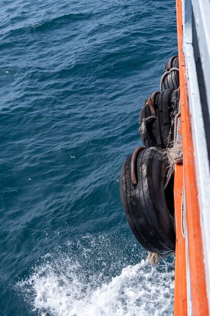 Foto naast het passagiersschip dat in de zee liep was er een oude auto band