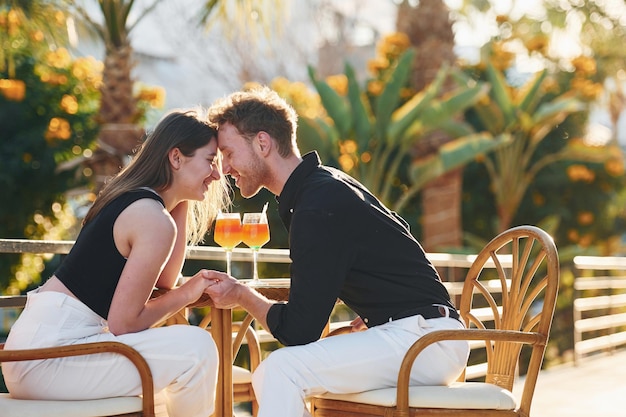 Nabijheid van de mensen Gelukkig jong stel is samen op vakantie Buiten op zonnige dag