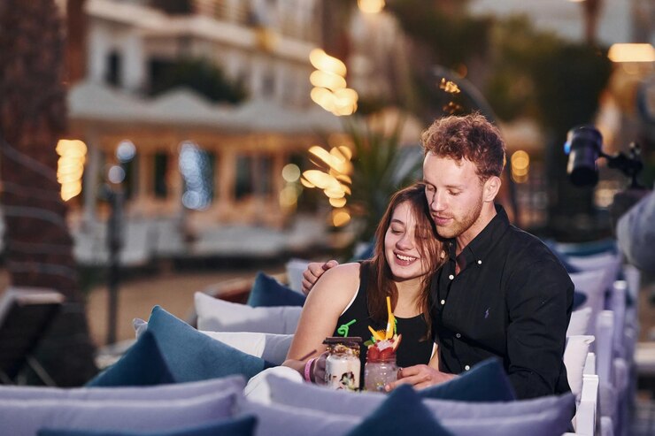 Foto nabijheid van de mensen gelukkig jong stel is samen op vakantie buiten op zonnige dag