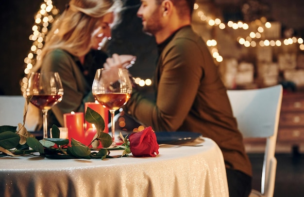 Nabijheid van de mensen Jonge mooie paar hebben samen romantisch diner binnenshuis